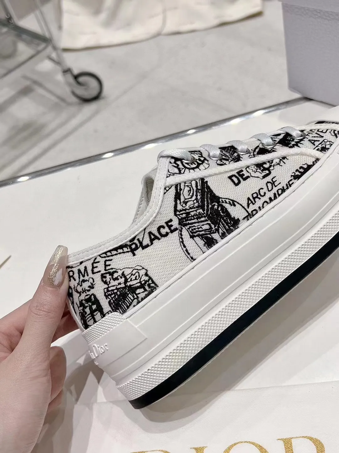 👟👟Ex-factory price 520👟👟 Dior’s 2025 Walk ‘n’ Dior embroidered mid-top casual shoes are new. On the fashion stage, Dior embroidered shoes are the well-deserved protagonist. Delicate stitching is used on the upper, every stitch is devoted to the craftsman's efforts, and every thread is woven with artistic poetry. From complex floral patterns to smart geometric textures, embroidery is like the magic that gives shoes life, allowing them to show dynamic beauty even in static conditions.   Wearing Dior embroidered shoes feels like stepping into a dream world full of art. It is not only a pair of shoes, but also a walking piece of art that perfectly integrates fashion and culture. Whether you are strolling on the bustling city streets or attending important social occasions, Dior embroidered shoes can add unique charm to your style and become the focus of everyone's attention.   Choosing Dior embroidered shoes means choosing a persistent pursuit of quality and a unique understanding of fashion. Let it accompany you through every wonderful moment and leave your own fashion mark.  Material: Sheepskin lining, feet, silk cowhide, size 35-41, heel height 5cm